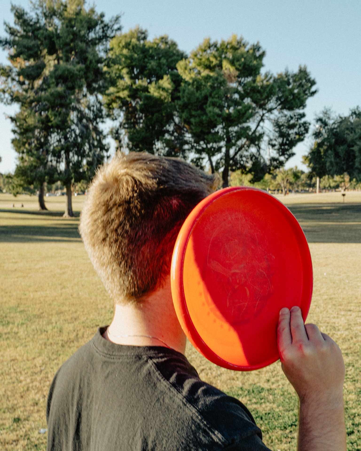 Person holding a frisbee.
